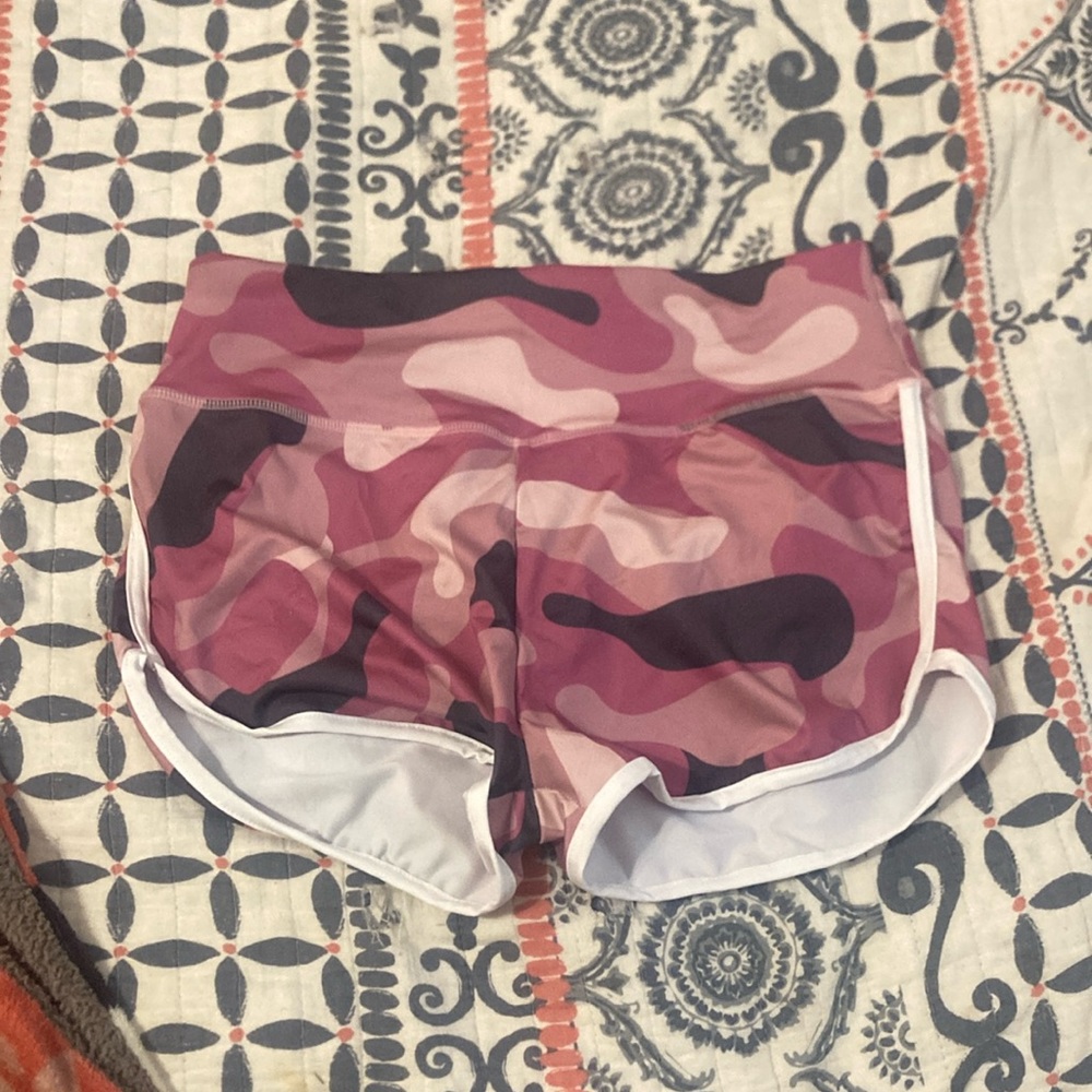 SCRUNCHIE BOTTOM YOGA SHORTS